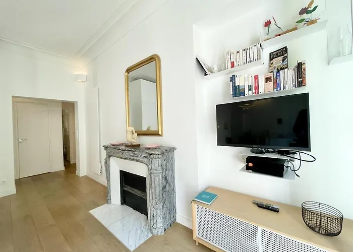 Parisian 2 Bedrooms Montorgueil 090 アパート パリ